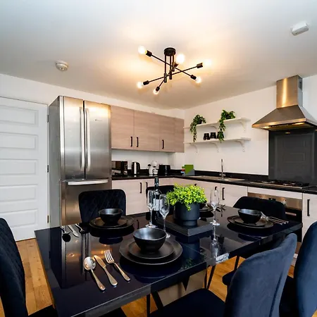 Spacious 4bed House, 3 Baths, Parking, Sleeps 7 *