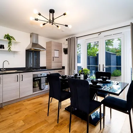 Vakantiehuis Spacious 4bed House, 3 Baths, Parking, Sleeps 7