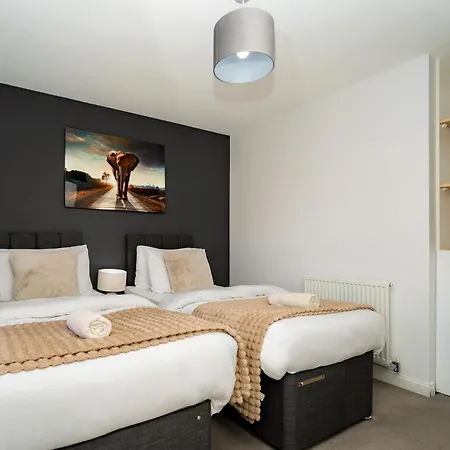 Дом отдыха Spacious 4bed House, 3 Baths, Parking, Sleeps 7 *