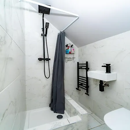 Дом отдыха Spacious 4bed House, 3 Baths, Parking, Sleeps 7 Эдинбург