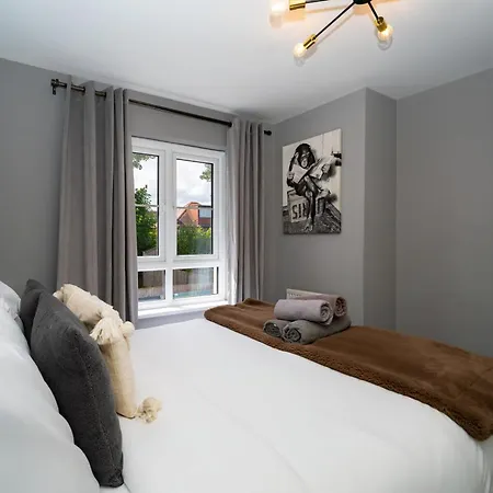 Spacious 4bed House, 3 Baths, Parking, Sleeps 7 Дом отдыха