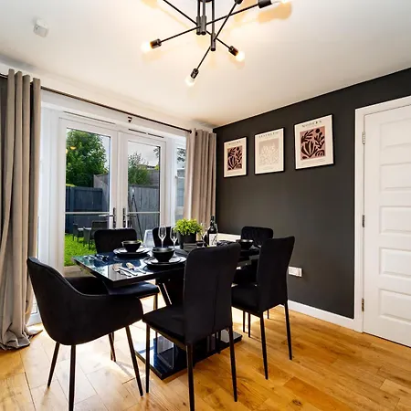 Дом отдыха Spacious 4bed House, 3 Baths, Parking, Sleeps 7