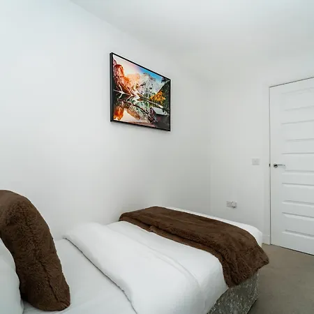 Vakantiehuis Spacious 4bed House, 3 Baths, Parking, Sleeps 7 *