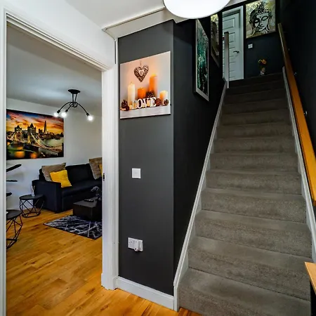 Spacious 4bed House, 3 Baths, Parking, Sleeps 7 Эдинбург
