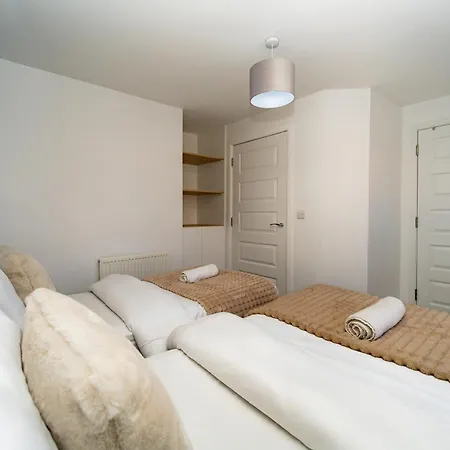 Spacious 4bed House, 3 Baths, Parking, Sleeps 7