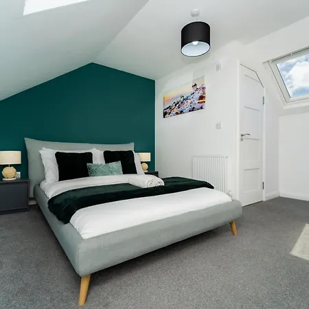 Дом отдыха Spacious 4bed House, 3 Baths, Parking, Sleeps 7