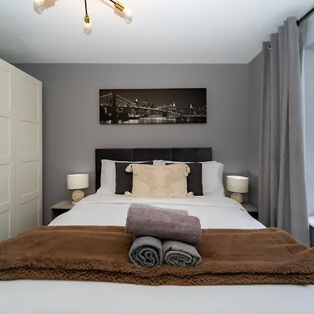 Spacious 4bed House, 3 Baths, Parking, Sleeps 7 Дом отдыха *