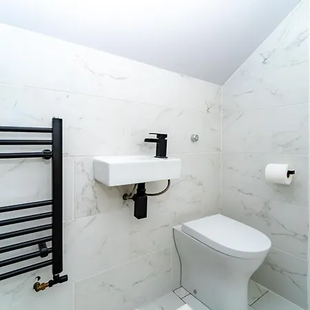 Spacious 4bed House, 3 Baths, Parking, Sleeps 7