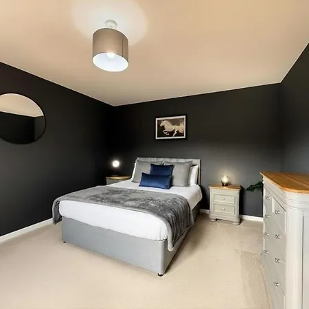 5-beds, 2 Baths, Near Portobello Beach, Sleeps 10 Villa Edinburgh