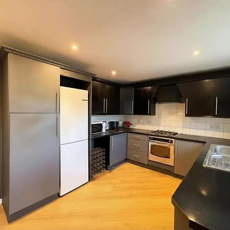 5-beds, 2 Baths, Near Portobello Beach, Sleeps 10 *