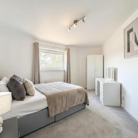Villa 5-beds, 2 Baths, Near Portobello Beach, Sleeps 10 *