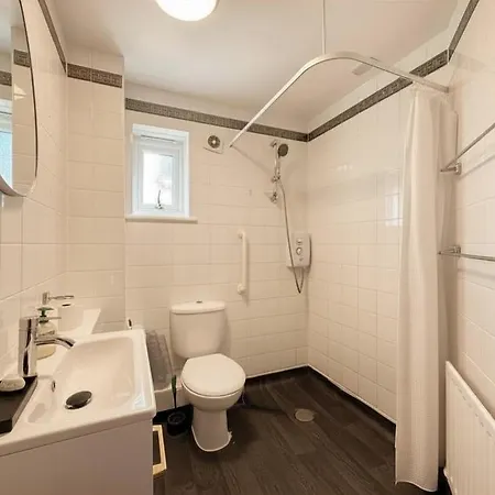 Villa 5-beds, 2 Baths, Near Portobello Beach, Sleeps 10 Edinburgh
