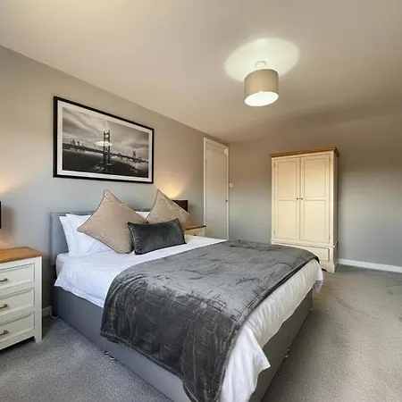 5-beds, 2 Baths, Near Portobello Beach, Sleeps 10 *