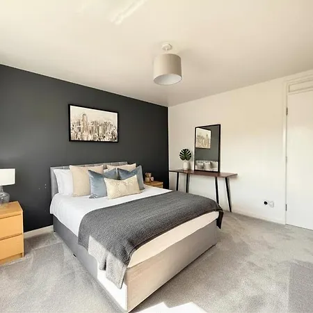 Villa 5-beds, 2 Baths, Near Portobello Beach, Sleeps 10