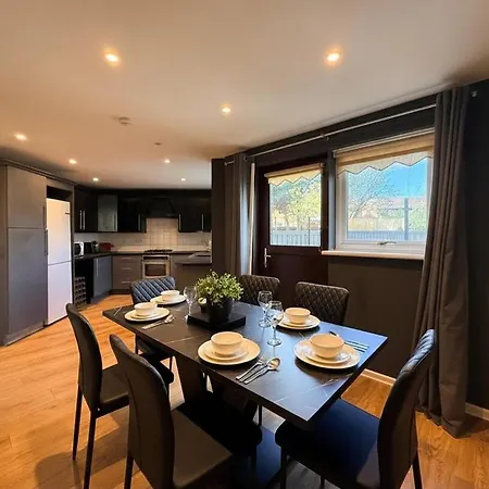 5-beds, 2 Baths, Near Portobello Beach, Sleeps 10 Villa *