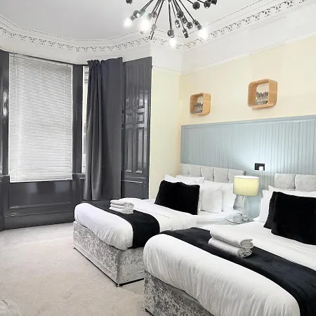 Fountain Park En-suites, 6 Beds, 3 Baths, Cinema, Sleeps 10 Edinburgh