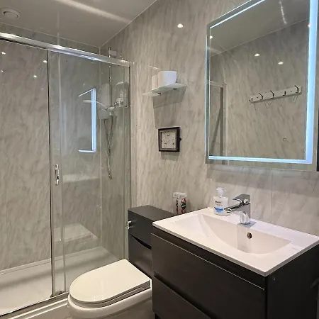 Fountain Park En-suites, 6 Beds, 3 Baths, Cinema, Sleeps 10 * Edinburgh