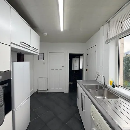 Spacious 4-bed House, Minutes From Arthur's Seat Дом отдыха Эдинбург