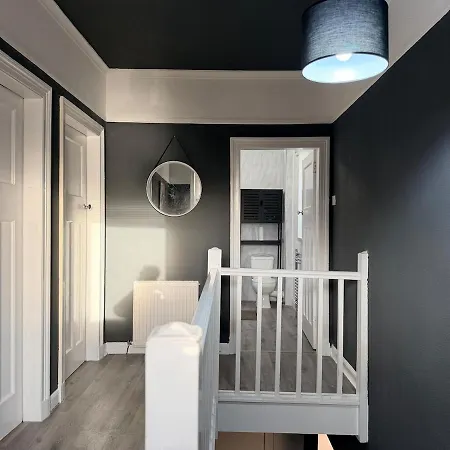 Spacious 4-bed House, Minutes From Arthur's Seat Дом отдыха Эдинбург