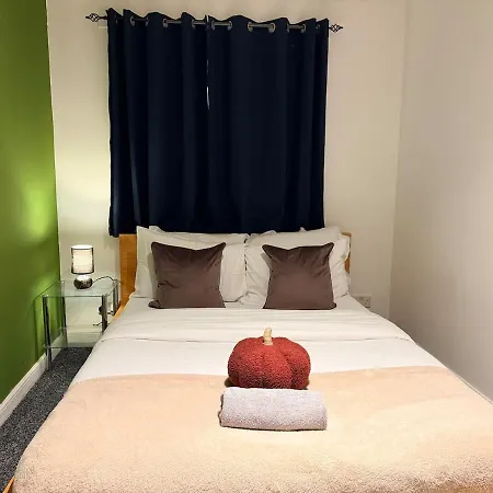 Apartment Spacious 4bed Residency, Parking, Sleeps 8