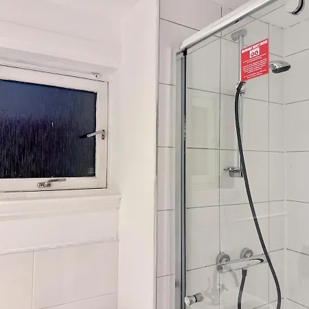 Spacious 4bed Residency, Parking, Sleeps 8 Apartment Edinburgh