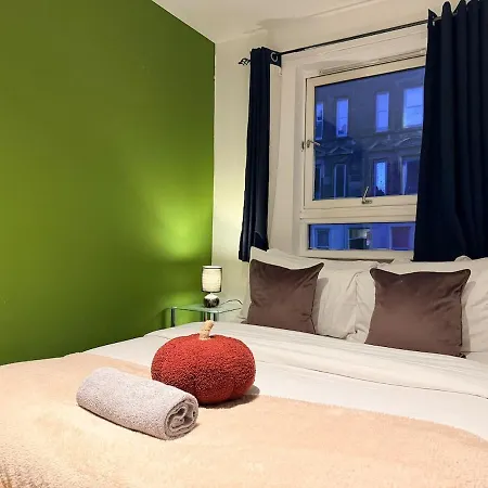 Spacious 4bed Residency, Parking, Sleeps 8 * Edinburgh