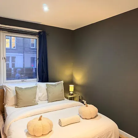 Apartment Spacious 4bed Residency, Parking, Sleeps 8 *