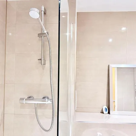 Spacious 4bed Residency, Parking, Sleeps 8 *
