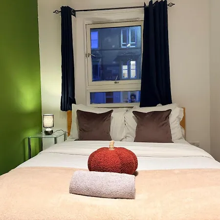 Spacious 4bed Residency, Parking, Sleeps 8 * Edinburgh