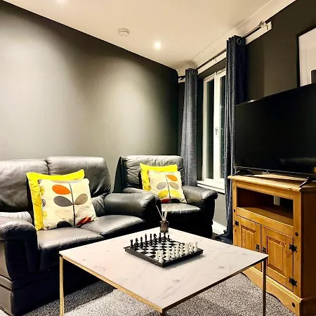 Spacious 4bed Residency, Parking, Sleeps 8 Apartment Edinburgh