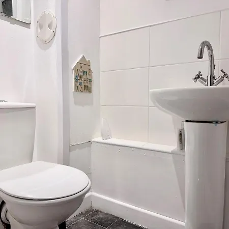 Spacious 4bed Residency, Parking, Sleeps 8 * Эдинбург