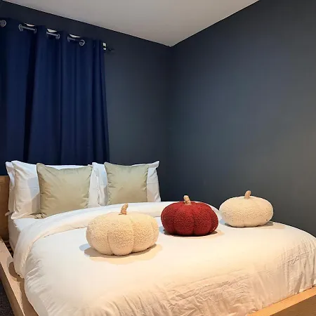 Spacious 4bed Residency, Parking, Sleeps 8 Edinburgh