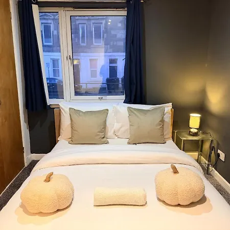 Spacious 4bed Residency, Parking, Sleeps 8 Edinburgh