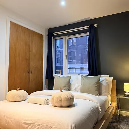 Spacious 4bed Residency, Parking, Sleeps 8 Apartment *