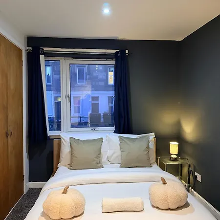 Apartment Spacious 4bed Residency, Parking, Sleeps 8 *