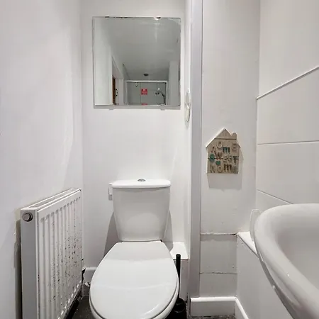 Spacious 4bed Residency, Parking, Sleeps 8 *