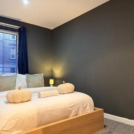 Spacious 4bed Residency, Parking, Sleeps 8 Apartment *