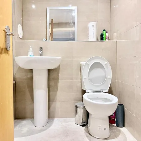 Apartment Spacious 4bed Residency, Parking, Sleeps 8 *