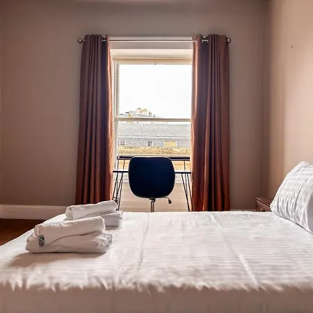 Spacious West End 3br, Sleeps 6, Walkable To Tourist Sites, Buses, And Tram Appartement *