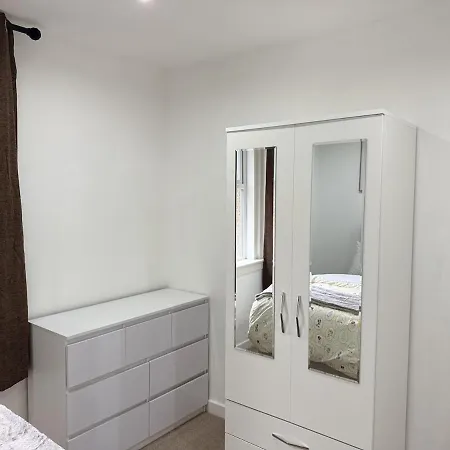 Дом отдыха 10 Min To Airport, House Sleeps 6, Free Parking