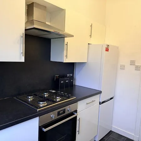 Дом отдыха 10 Min To Airport, House Sleeps 6, Free Parking *