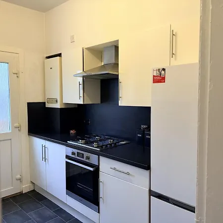 10 Min To Airport, House Sleeps 6, Free Parking *