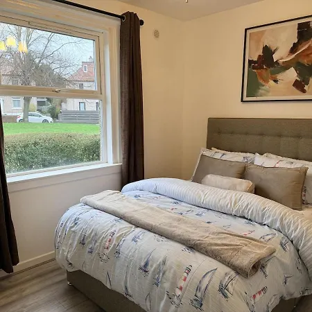Дом отдыха 10 Min To Airport, House Sleeps 6, Free Parking *