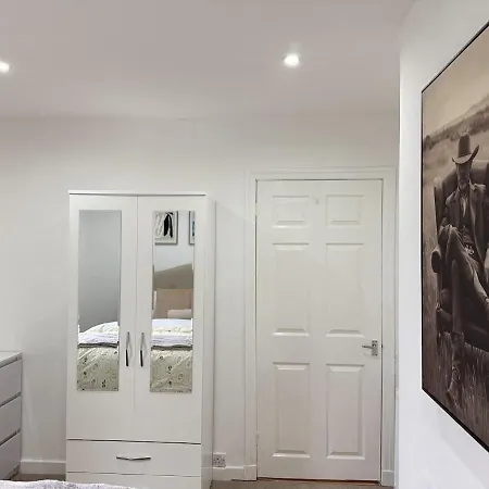 10 Min To Airport, House Sleeps 6, Free Parking Дом отдыха