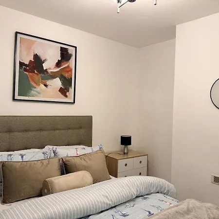 Дом отдыха 10 Min To Airport, House Sleeps 6, Free Parking *