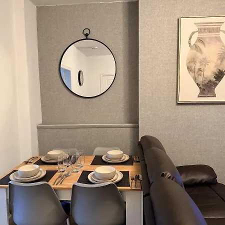 10 Min To Airport, House Sleeps 6, Free Parking *