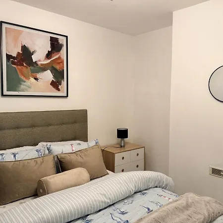 10 Min To Airport, House Sleeps 6, Free Parking Эдинбург