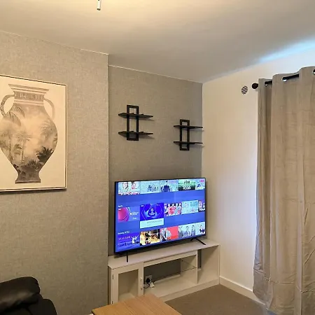 10 Min To Airport, House Sleeps 6, Free Parking * Эдинбург