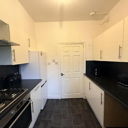 10 Min To Airport, House Sleeps 6, Free Parking