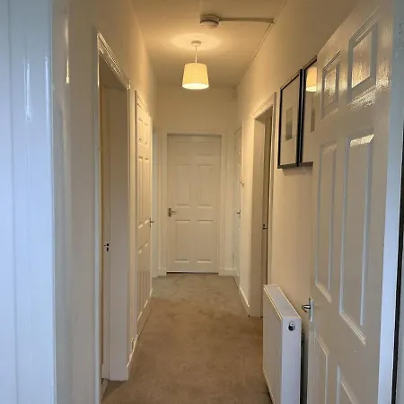 Дом отдыха 10 Min To Airport, House Sleeps 6, Free Parking *